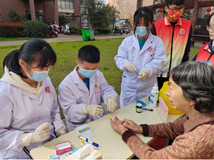 愛在三月學雷鋒，志愿服務暖人心——檢驗醫學院“紅醫薪火行動”（春和景明站）雷鋒月系列活動側記